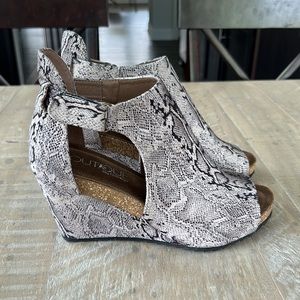 Snakeskin print Wedges